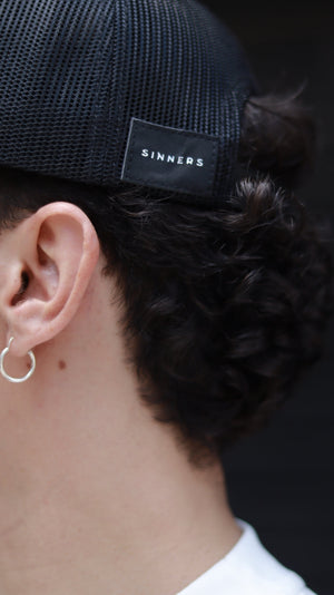 SINNERS NOT A NARCO™ BLACK/WHITE CAP Sinners